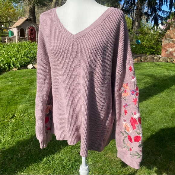 ❌sold mercari❌ American eagle mauve sweater embroidered flowers sleeves V neck - Picture 4 of 9